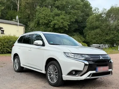 Gebraucht Mitsubishi Outlander P-HEV 224 PS (164 kW) 2021 Weiß Limousine