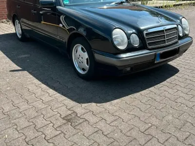 Gebraucht Mercedes E200 100 PS (73 kW) 1998 Schwarz Kombi