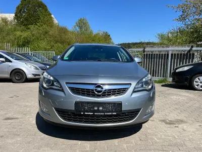 Używany Opel Astra Innovation 140 KM (102 kW) 2011 Srebrny Kombi