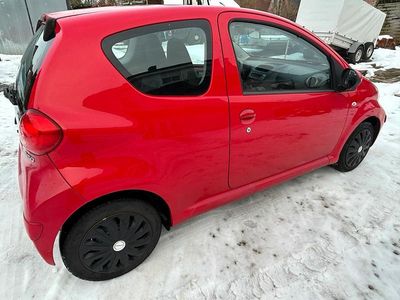 Gebraucht Toyota Aygo 68 PS (50 kW) 2005 Rot Kleinwagen