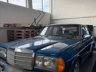 Gebraucht Mercedes 240 70 PS (51 kW) 1984 Blau Limousine