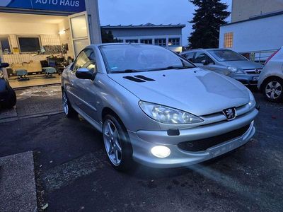 Gebraucht Peugeot 206 CC Platinum 109 PS (80 kW) 2005 Lackierung aluminiumgrau Cabrio