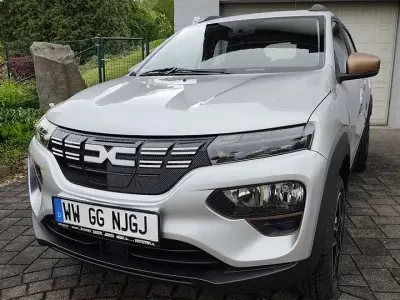 Używany Dacia Spring Extreme 47 kW (65 KM) 2023 Srebrny Hatchback