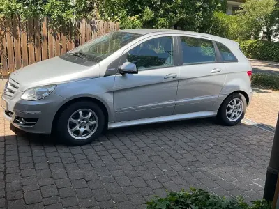 Gebraucht Mercedes B180 116 PS (85 kW) 2010 Silber Van / Kleinbus