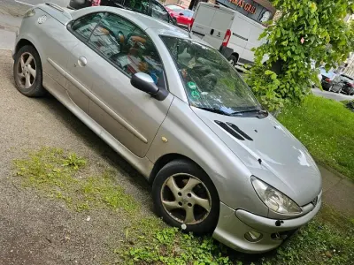 Gebraucht Peugeot 206 CC 109 PS (80 kW) 2002 Silber Cabrio