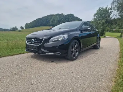 Gebraucht Volvo V40 Kinetic 120 PS (88 kW) 2015 Schwarz Limousine