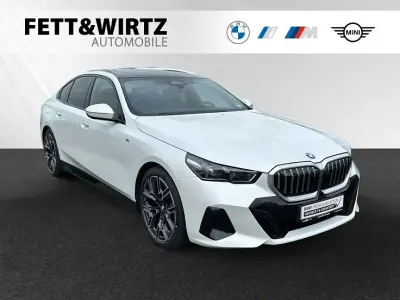 Gebraucht BMW 520 M Sport 197 PS (144 kW) 2025 Mineralweiß metallic Limousine