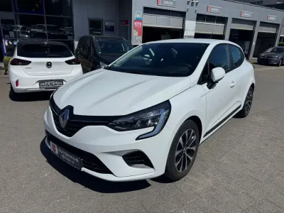 Używany Renault Clio V Zen 91 KM (66 kW) 2022 Biały Sedan/Limuzyna