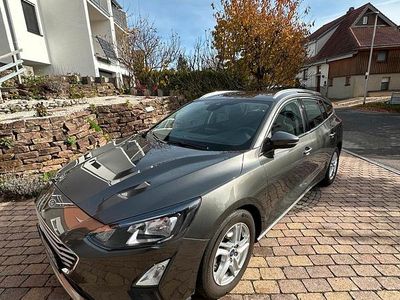 Grau Gebraucht 2020 Ford Focus Kombi | 17.600 € (Fairer Preis)