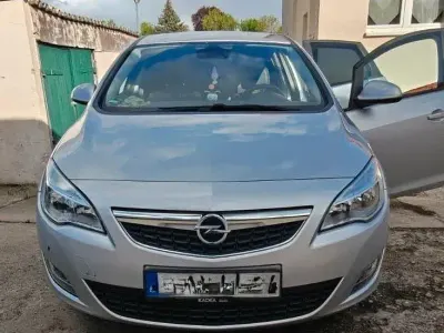Gebraucht Opel Astra Design Edition 140 PS (102 kW) 2011 Grau Limousine