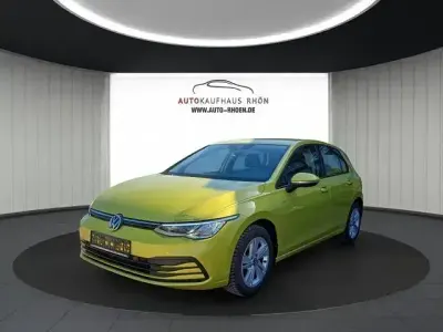 Begagnad VW Golf VII Life 2020 Gul Sedan