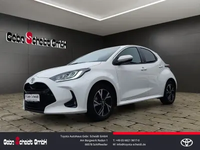 Gebraucht Toyota Yaris Hybrid 116 PS (85 kW) 2024 Weiß Limousine