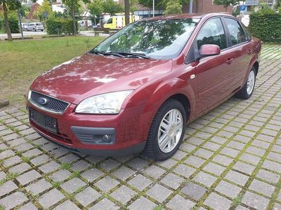 Gebraucht Ford Focus Ghia 116 PS (85 kW) 2005 Rot Limousine