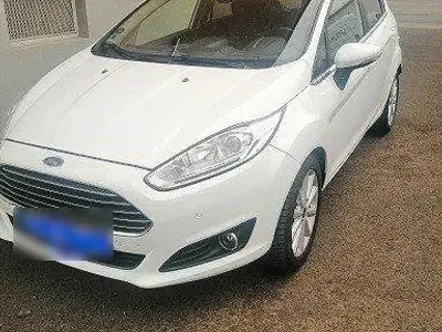 Gebraucht Ford Fiesta 101 PS (74 kW) 2016 Weiß Kleinwagen
