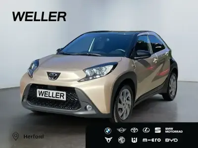 Gebraucht Toyota Aygo 72 PS (52 kW) 2022 Ginger beige / night sky black Kleinwagen