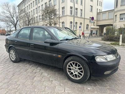 Usado Opel Vectra 101 HP (74 kW) 1998 Preto Sedan
