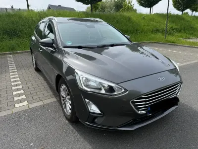 Gebraucht Ford Focus Titanium 125 PS (91 kW) 2018 Grau Kombi