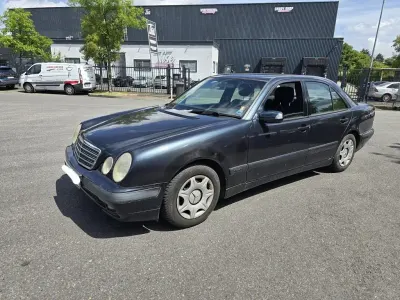 Usado Mercedes E200 Classic 136 CV (100 kW) 2000 Azul Berlina