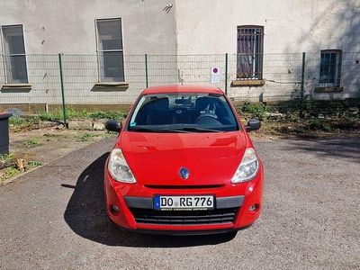 Usado Renault Clio II Night&Day 75 HP (55 kW) 2010 Vermelho Sedan