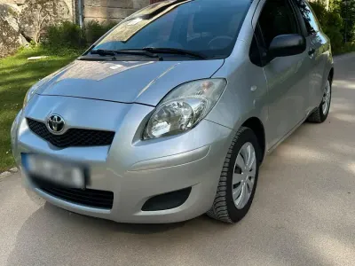 Usata Toyota Yaris 70 CV (51 kW) 2009 Argento Utilitaria