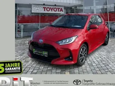 Gebraucht Toyota Yaris Hybrid Team 116 PS (85 kW) 2023 Rot Limousine