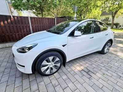 Second-hand Tesla Model Y Standard Range 188 kW (256 CP) 2023 Alb SUV