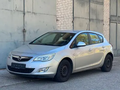 Brugt Opel Astra Selection 101 HK (74 kW) 2010 Sølv Sedan