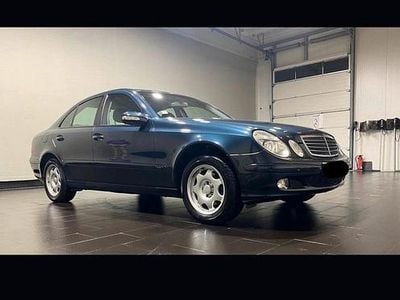 Usata Mercedes E200 Classic 122 CV (89 kW) 2003 Blu Berlina
