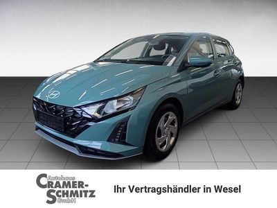 Gebraucht Hyundai i20 Select 101 PS (74 kW) 2025 Mangrove green Kleinwagen