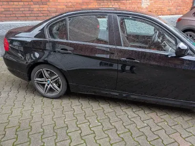 Gebraucht BMW 318 143 PS (105 kW) 2011 Schwarz Limousine