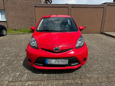 Gebraucht Toyota Aygo 69 PS (50 kW) 2013 Rot Kleinwagen