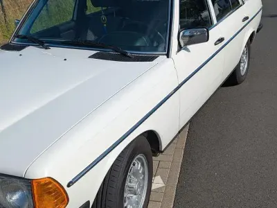 Gebraucht Mercedes 200 94 PS (69 kW) 1978 Weiß Limousine