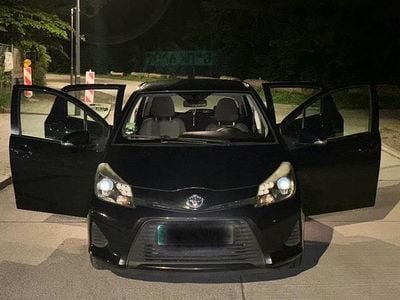 Gebraucht Toyota Yaris Hybrid 75 PS (55 kW) 2012 Schwarz Kleinwagen