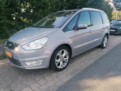 Gebraucht Ford Fiesta 103 PS (75 kW) 2012 Grün Van / Kleinbus