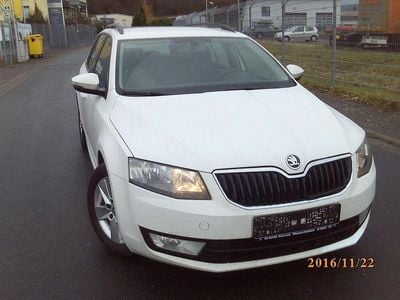 Weiß Gebraucht 2016 Skoda Octavia Style Kombi | 4.290 €