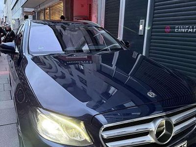 Gebraucht Mercedes E220 194 PS (142 kW) 2018 Blau Kombi