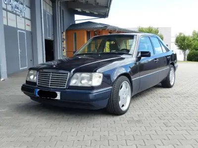 Używany Mercedes E420 279 KM (205 kW) 1993 Niebieski Sedan/Limuzyna