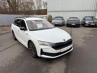 Weiß Gebraucht 2024 Skoda Octavia SportLine Kombi | 35.890 € (Etwas zu teuer)