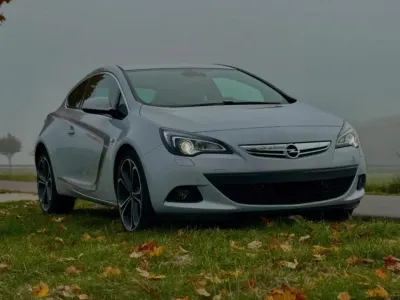Gebraucht Opel Astra GTC 140 PS (102 kW) 2013 Weiß Coupé