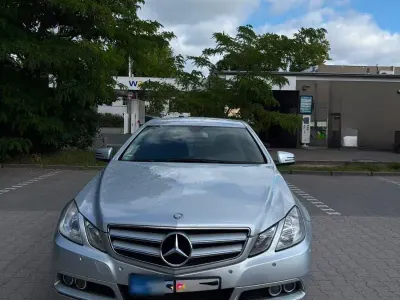 Gebraucht Mercedes E200 184 PS (135 kW) 2010 Silber Coupé