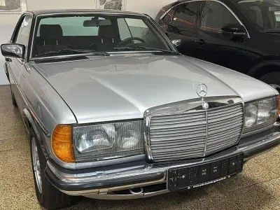 Gebraucht Mercedes 230 136 PS (100 kW) 1981 Silber Coupé