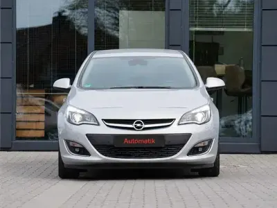 Usata Opel Astra Exklusiv 140 CV (102 kW) 2015 Argento Berlina