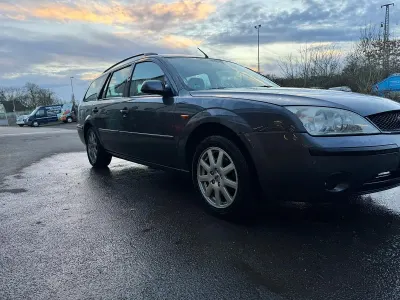 Gebraucht Ford Mondeo Ghia 125 PS (91 kW) 2003 Silber Kombi