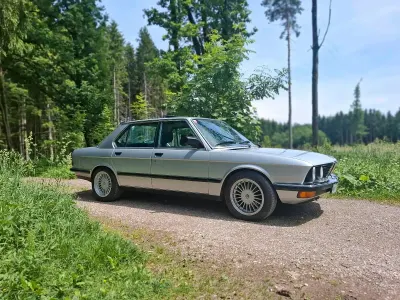 Gebraucht BMW 520 125 PS (91 kW) 1984 Silber Limousine
