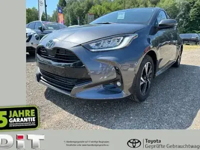 Neu Toyota Yaris Hybrid 116 PS (85 kW) 2026 Grau Limousine