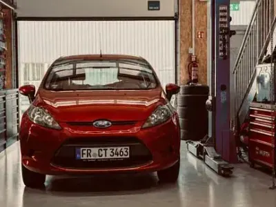 Gebraucht Ford Fiesta Trend 60 PS (44 kW) 2009 Rot Limousine