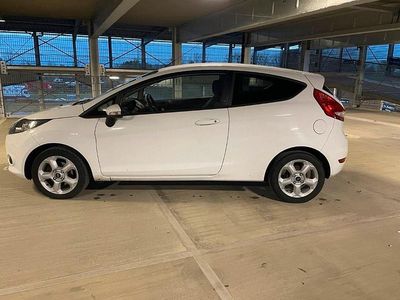 Gebraucht Ford Fiesta 82 PS (60 kW) 2011 Weiß Kleinwagen