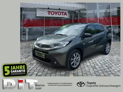 Gebraucht Toyota Aygo Pulse 72 PS (52 kW) 2023 Cardamon green (6w4)/ black mica (209) (metallic) Kleinwagen