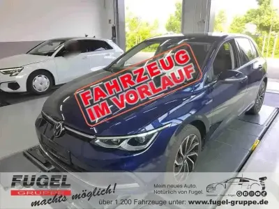 Gebraucht VW Golf VIII Style 150 PS (110 kW) 2022 Atlantic blue metallic Limousine