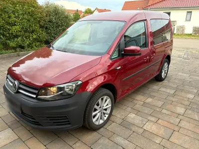 Gebraucht VW Caddy Trendline 102 PS (75 kW) 2017 Rot Van / Kleinbus
